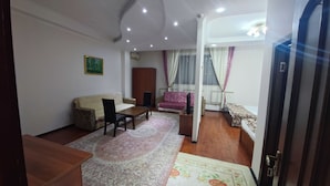 Family Double Room | Desk, soundproofing, WiFi (free), bed sheets