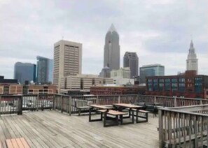 Outdoor dining - Honeycomb Hideout (Cleveland)