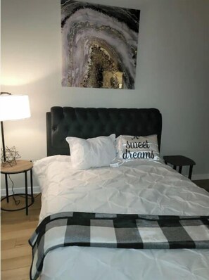 1 bedroom, WiFi, bed sheets - Honeycomb Hideout (Cleveland)