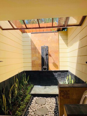 Villa familiar | Regadera en el baño