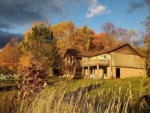 Exterior - Lakefront cottage on Upper Chemong lake-4 seasons (Lakefield)