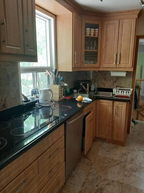 Private kitchen - Lakefront cottage on Upper Chemong lake-4 seasons (Lakefield)