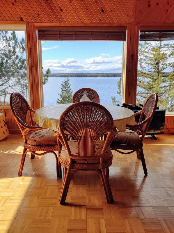 Dining - Lakefront cottage on Upper Chemong lake-4 seasons (Lakefield)