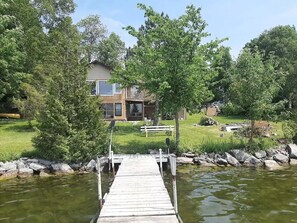 Property grounds - Lakefront cottage on Upper Chemong lake-4 seasons (Lakefield)