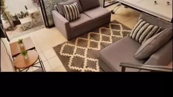 منزل بانوراما | منطقة المعيشة | تلفزيون إل إي دي بحجم 55-بوصة يعرض قنوات تلفزيونية رقمية، تلفزيون، مدفأة