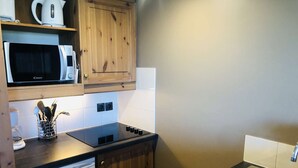 A compact kitchen with a microwave, coffee maker, and a dishwasher. - La Valériane 103 - Beautiful 2-room apartment with an open view of the valley (LES AVANCHERS VALMOREL)