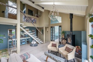 Télévision, cheminée, lecteur de DVD, imprimantes