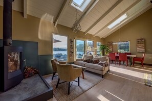 Télévision, cheminée, lecteur de DVD, imprimantes