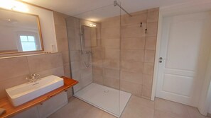 Ducha, secador de pelo, toallas, jabón