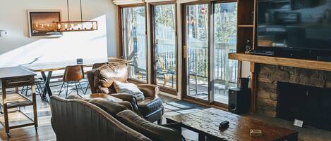 Een televisie en een open haard