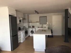 Fridge, oven, stovetop, cookware/dishes/utensils - Gorgeous loft in trendy Salt River (Cape Town)