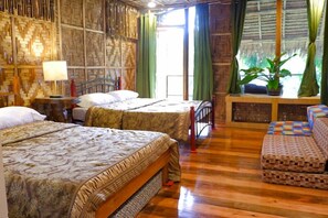 Cabin dành cho gia đình | Bàn, bộ trải giường 