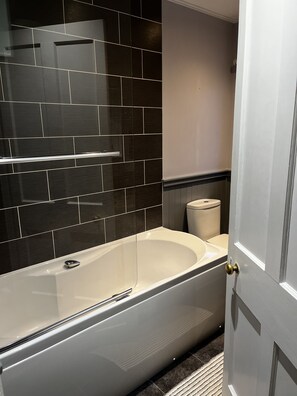 Een haardroger, handdoeken, toiletpapier