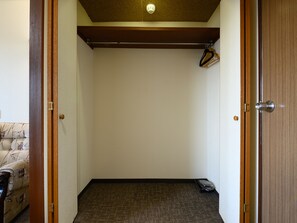 標準三人房, 吸煙房 | 熨斗/熨衣板、免費無線上網、床單
