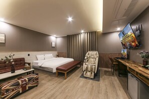 Deluxe Suite Room | 1 bedroom, individually decorated, individually furnished, free WiFi