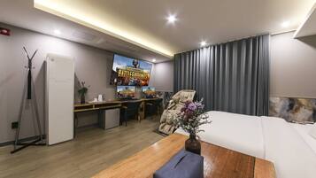 Superior Suite Room | WiFi (free), individually decorated, individually furnished, bed sheets