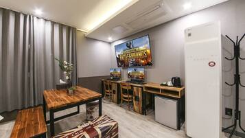 Family Suite Room | Individually decorated, individually furnished, free WiFi, bed sheets