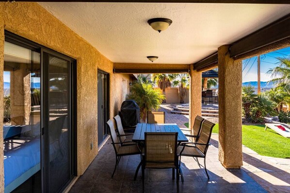 تناول الطعام بالخارج