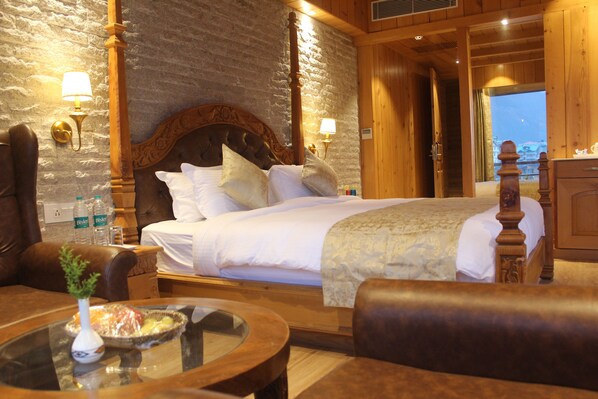 Deluxe Double Room | Living area | 43-inch LED TV with premium TV channels, TV, heated floors