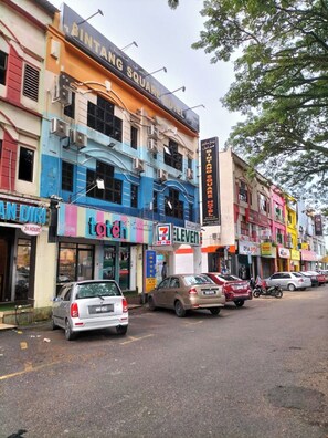 A street with multi-story buildings, a 24-hour ATM, and a 7-Eleven store. - Bintang Square Hotel (Kota Bharu)