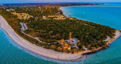 Lovely! Heated Pool & Canal Front! SE Cape Coral! Free Kayaks & Over $125 of Free Daily Activities!