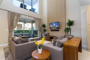 Fernseher, DVD-Player, Stereoanlage, Arbeitsbereiche