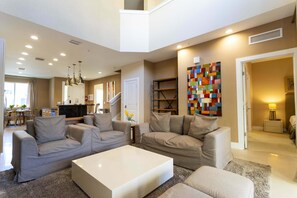 TV, lettore DVD, libri, impianto stereo