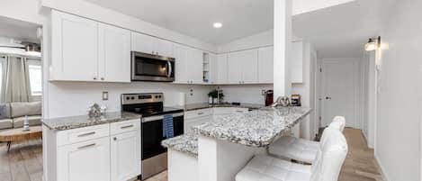 KĂŒhlschrank, Mikrowelle, Ofen, Herdplatte