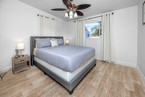 4 habitaciones, escritorio y tabla de planchar con plancha 