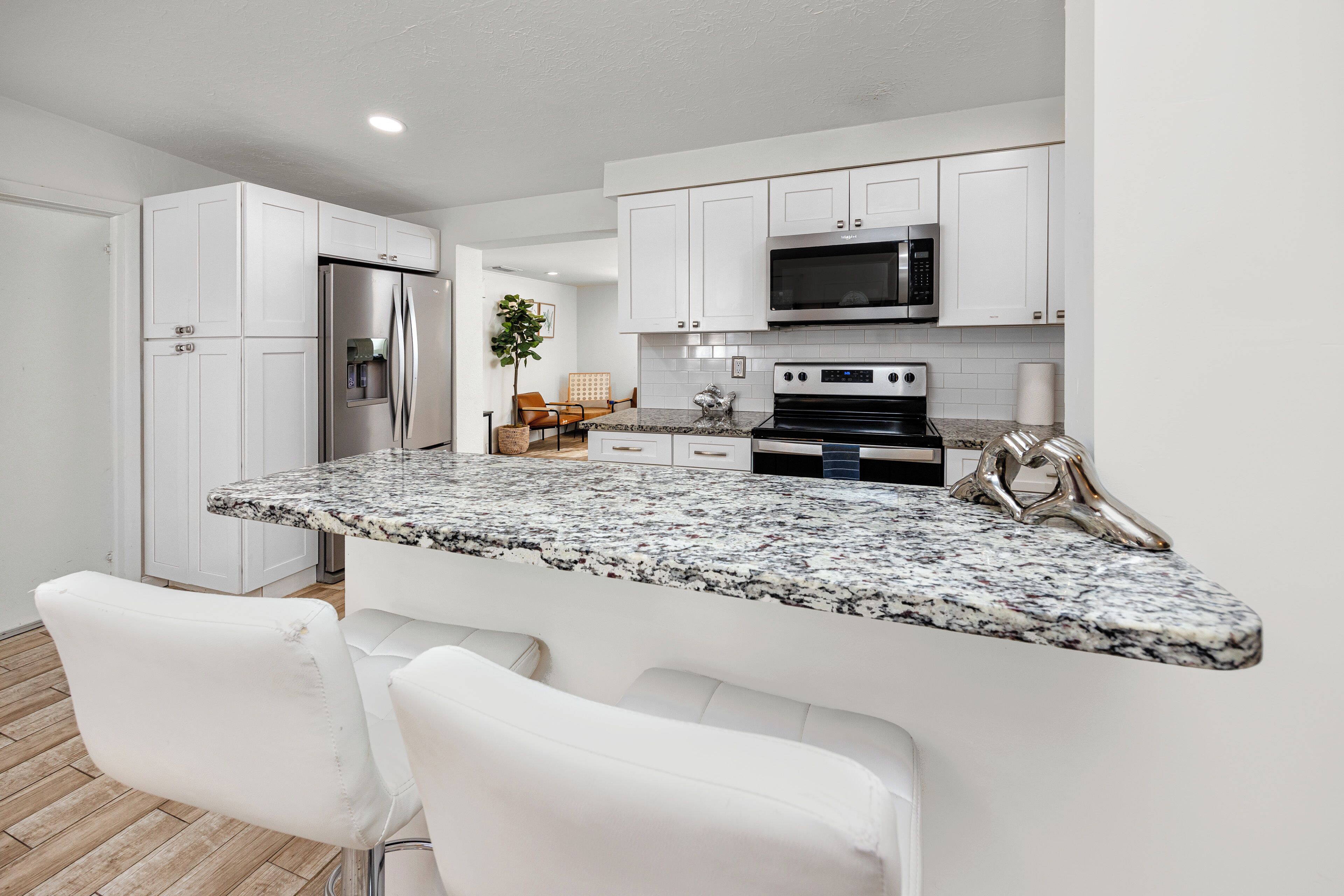 Frigorífico, microondas, horno y placa de cocina