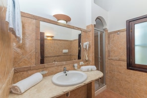 Douche, bidet, serviettes fournies, savon