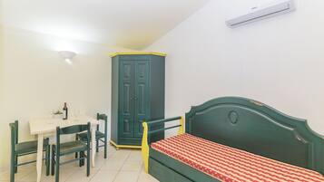 Standard Apartment, Multiple Bedrooms (1 Ala Birdi Cottage 150m From The) | Dining
