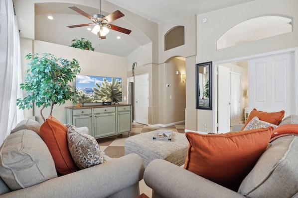 Smart-tv, eldstad, ett bordtennisbord och böcker