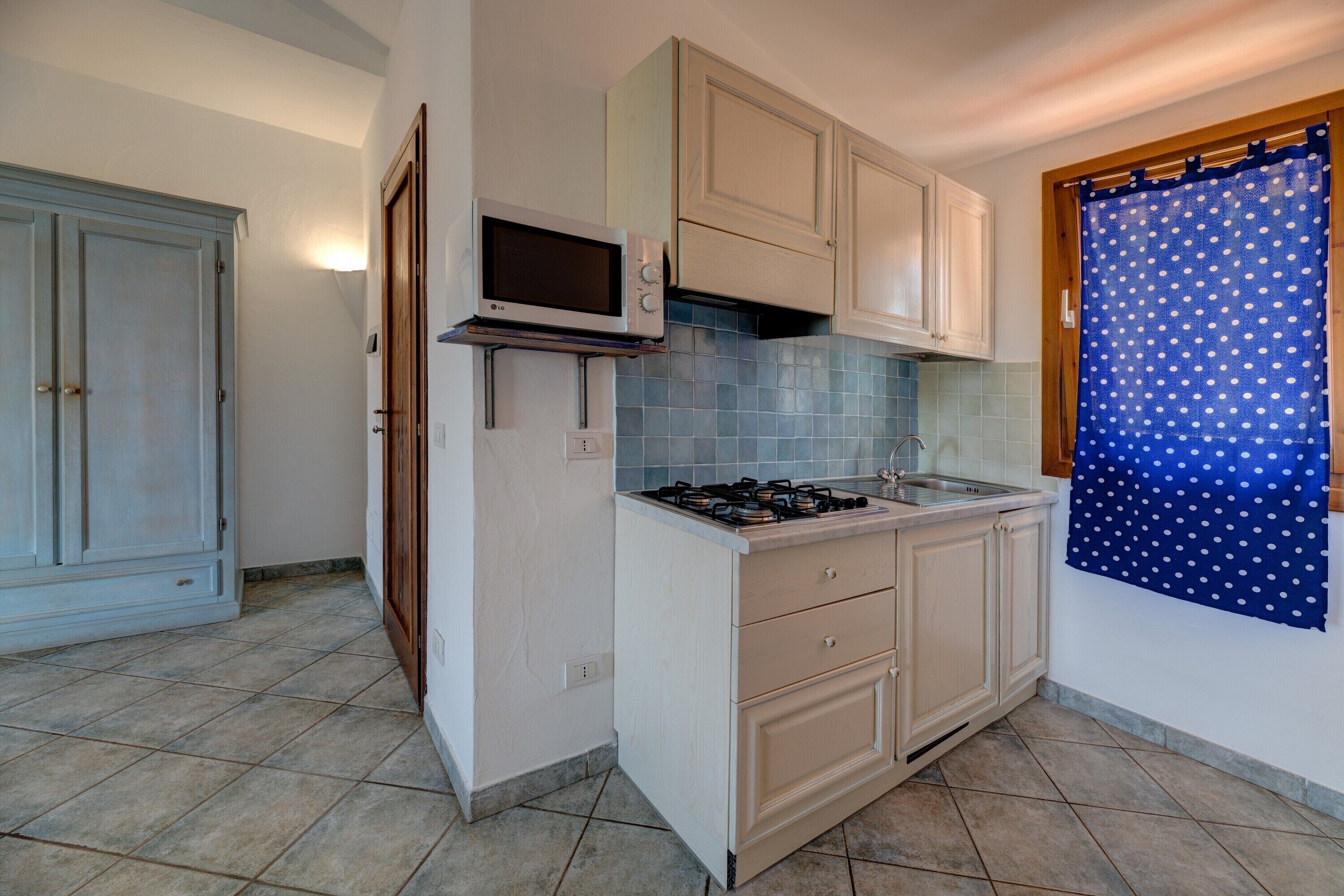 Microondas, placa de cocina, tetera/pava eléctrica, tostadora