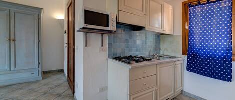 Mikrowelle, Herdplatte, Wasserkocher, Toaster