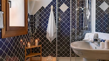 Doccia, asciugacapelli, bidet, asciugamani
