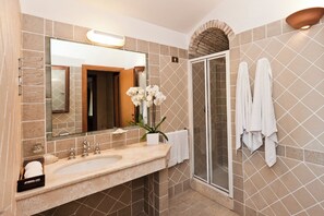 Căn hộ Tiêu chuẩn, nhiều phòng ngủ (Baia Delle Palme Bilo 4 Premium) | Phòng tắm | Buồng tắm vòi sen, chậu vệ sinh/vòi rửa, khăn tắm, xà phòng 