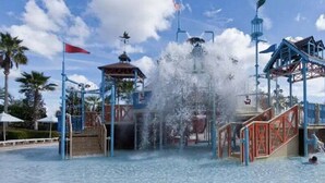 En vattenpark med en central vattenattraktion, ett överbyggt lekområde och en pool.