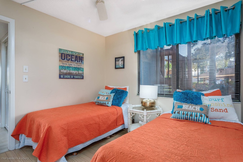 Midnight Cove II Intracoastal views. Beach Access, Heated Pool, Tennis