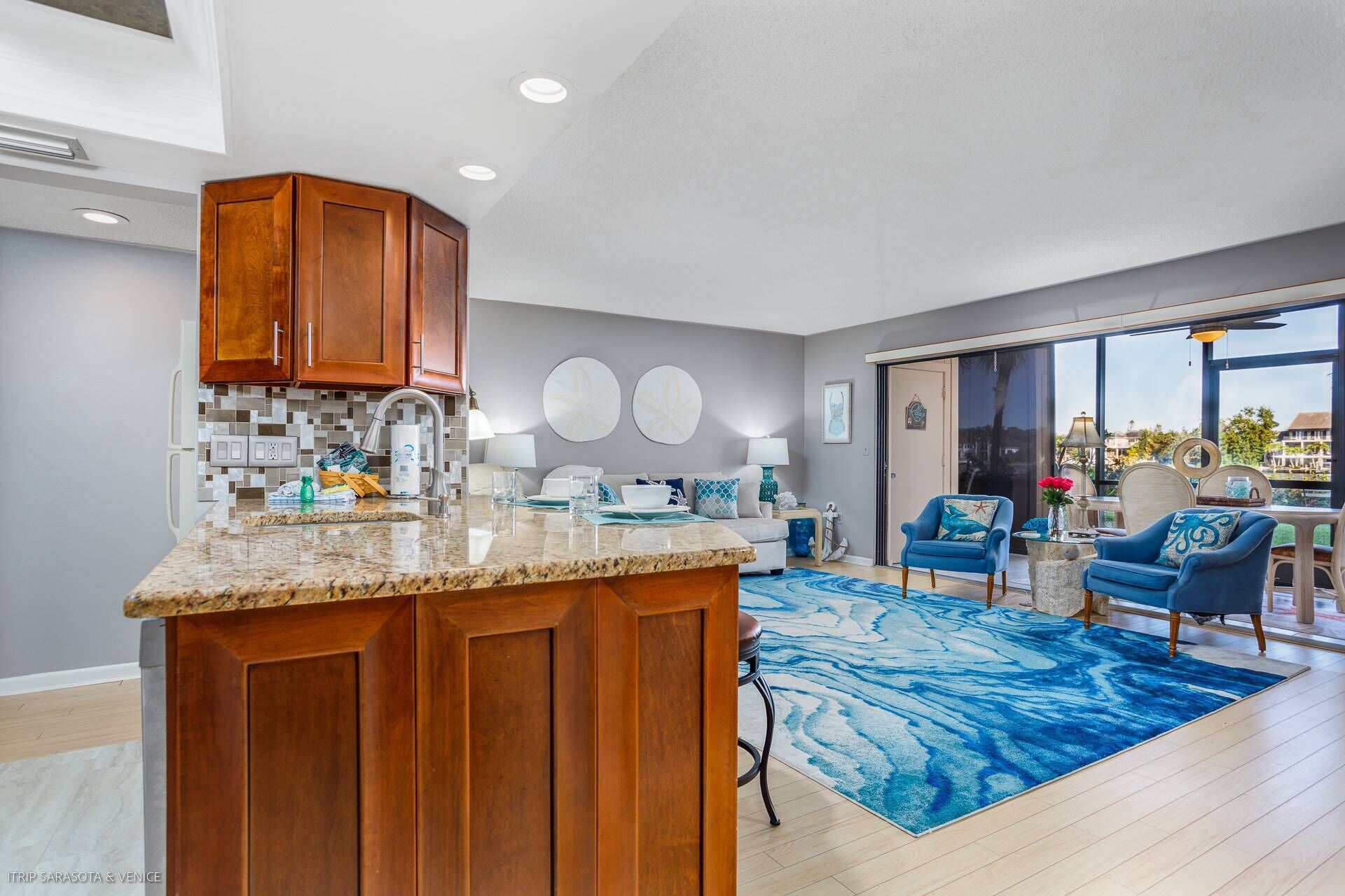 Waterfront Living | 30' Boat/jet Ski Dock Slip | Beach Access | Pool | Tennis | In-unit Laundry - Siesta Key, FL