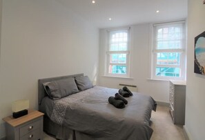 2 bedrooms, free WiFi, bed sheets - Spacious Central Chic Apartment - Simply Check In (Winchester)