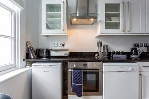 Fridge, microwave, oven, stovetop - Spacious Central Chic Apartment - Simply Check In (Winchester)