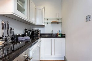 Réfrigérateur, four à micro-ondes, un four, surface de cuisson