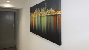 Een gang met een groot stadslandschap op de muur.