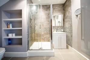 Regadera, amenidades de baño gratuitas, secadora de cabello, toallas 