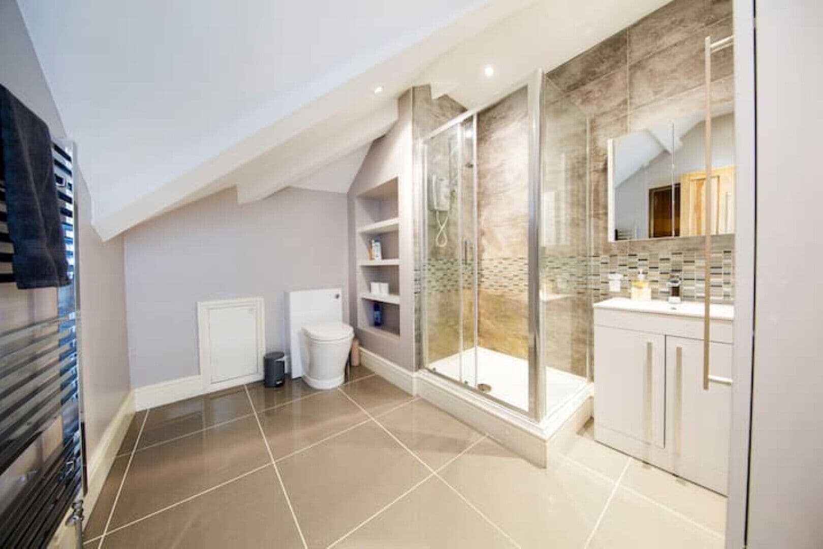 Douche, articles de toilette gratuits, sèche-cheveux