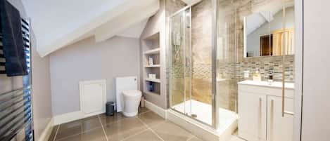 Douche, articles de toilette gratuits, sĂšche-cheveux
