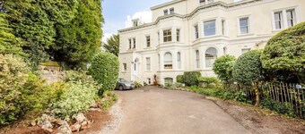 Clifton Spacious 3 Bed Apt&Parking-Simply Check In