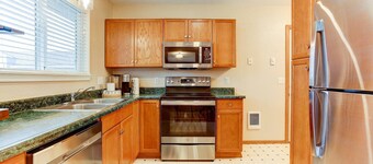 Fantastic Single Level Retreat, Pet Friendly, Near Downtown Redmond, Fenced Yard, AC, Washer/Dryer