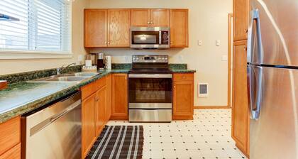 Fantastic Single Level Retreat, Pet Friendly, Near Downtown Redmond, Fenced Yard, AC, Washer/Dryer